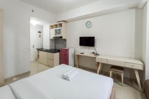 Modern Look and Comfortable Studio Barsa City Apartment By Travelio