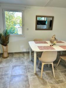 Maisons de vacances Villa dans un Camping - Le Joyau du Camping : photos des chambres