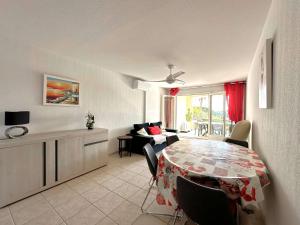 HYEGUY Appartement pour 3 personnes en rez de jardin avec piscine commune à Giens