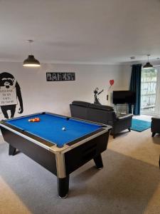 Hereford - Finch House - Modern 4 Bedroom House Located in South Hereford, Dog Friendly With Nearby Countryside, Pool Table, Sleeps up to 10 Guests - Hosted by RENTMYHOUSE