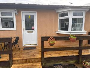 Semi-detached chalet at Maryville Caravan Site - Uddingston, Glasgow