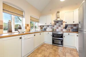 Coronation Cottage - With Woodfired Hot Tub