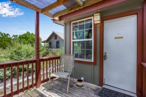 Swing On Inn- Honeycomb Hideaway Suite