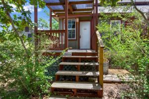 Swing On Inn- Honeycomb Hideaway Suite