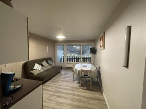 Appartements Studio renove 3*, balcon sud, pied pistes – Wifi, lave-linge, lits superposes, proche commerces - FR-1-787-53 : photos des chambres