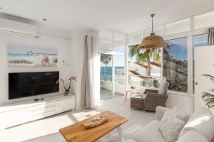 Stunning Beachfront apartment with Sea Views
