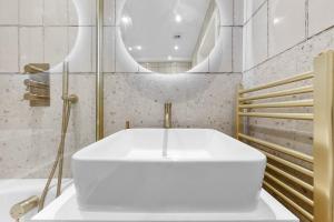 1-BR Asaph House Retreat, Central, Sleeps 4, Fast Wi-Fi & Parking