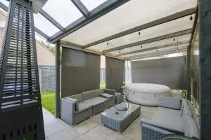 Modern House with relaxing Hot tub - 阿克斯桥