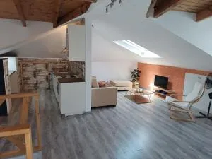 ATH Airport, Loft in Painia