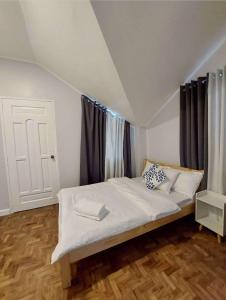 Baguio Transient House with Balcony and Sunset View by Dei Gratia