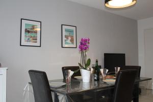 Appartements L'ESTRAN, 4 kms des plages, port, GR 34 et 2 h 15 Paris LGV : photos des chambres