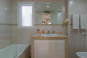 Lovely first line Apartment with Seaviews RDR452