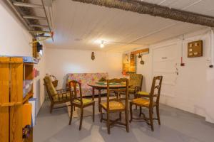 Sweet Burgundy Villa