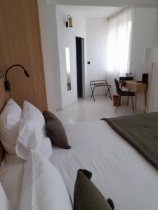 Hotels Hotel L'Albatros : Chambre Double Confort - Côté Cour