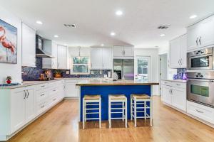 Pool & Patio Paradise! Largo Escape 4 Mi to Beach