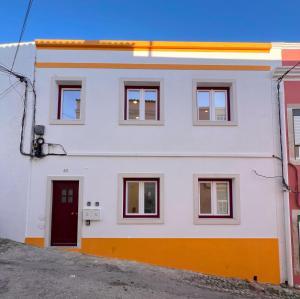 Central & Sunny Apt 10m to Beach, By TimeCooler - 4hvězdičkové hotely ve městě Setúbal