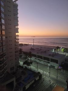 Apto Pitangueiras Pé na Areia e Vista do Mar