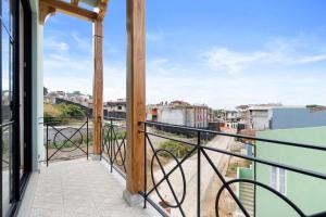 Sophisticated Modern Home with Ocean Views, Gorgeous Master Suites & Private Jacuzzi