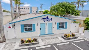 The Shark Tank Cocoa Beach - Coastal Modern, Downtown, 5-Min Walk to Beach, Shops & Bars