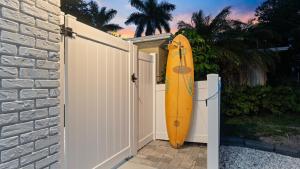 The Shark Tank Cocoa Beach - Coastal Modern, Downtown, 5-Min Walk to Beach, Shops & Bars