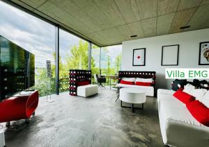 Luxus Design Ferienhaus Villa EMG Bensheim nah Frankfurt, Heidelberg mit Sauna, Schwimmteich, Garten für Familien und Gruppen bis 17 Personen