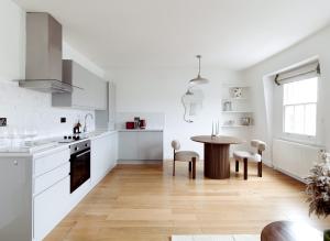 Bright Chelsea apt & sun terrace