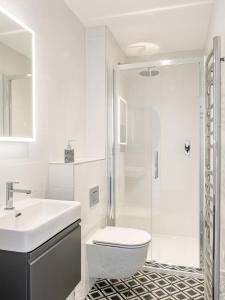 Bright Chelsea apt & sun terrace