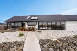 Expansive River-View Oasis - Old Beach