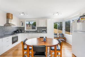 Modern Coastal Escape in Triabunna