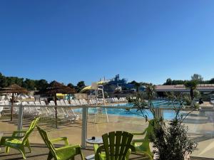 Maisons de vacances Mobile home - 3 bedrooms - Cc718 Les Charmettes 4 stars : photos des chambres
