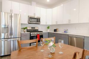 Charming 2 bedroom apartment with WiFi AC in terrific Jersey City