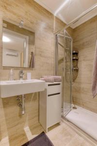 Beautiful Modern Central 2BR Apt