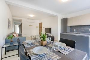 Beautiful Modern Central 2BR Apt