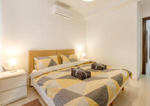 Beautiful Modern Central 2BR Apt