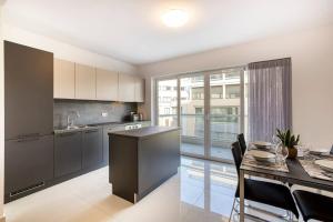 Beautiful Modern Central 2BR Apt