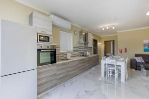 Penthouse, Seaview, Beautiful 2BR Apt 4