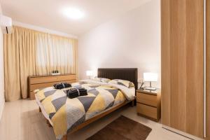 Beautiful Modern Central 2BR Apt