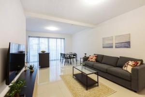 Beautiful Modern Central 2BR Apt