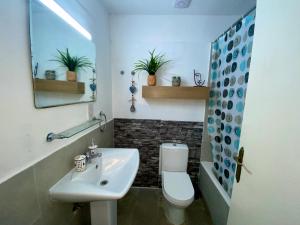 Seaside Two Bedroom Cosy Townhouse in Tourist Area