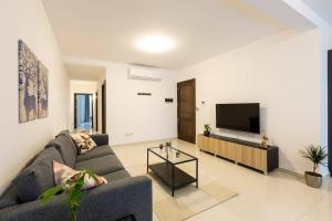 Beautiful Modern Central 2BR Apt