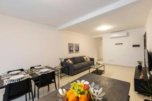 Beautiful Modern Central 2BR Apt