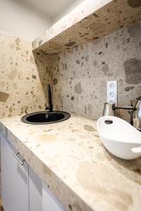 Apart Meidani - Stylish Old Town Apartment with Balcony & Synagogue View