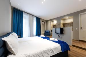 Apart Meidani - Stylish Old Town Apartment with Balcony & Synagogue View