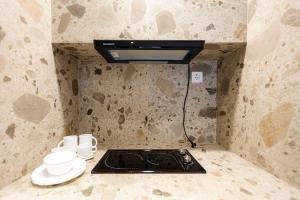 Apart Meidani - Stylish Old Town Apartment with Balcony & Synagogue View