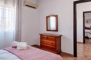Casa rural con piscina, barbacoa, aire acondicionado, WiFi de alta velocidad, cocina exterior y Parking