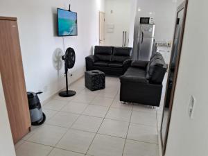 Apto no Jd Indaiá com piscina a 300m da praia