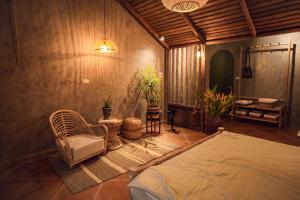 Happy house, Free public n u d e