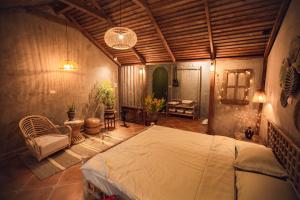 Happy house, Free public n u d e