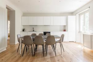 La Dolce Vita - Trastevere Station