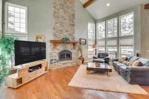 Mountain Views and Deck Spacious Eureka Getaway! - Eureka